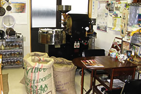 コーヒーの焙煎作業